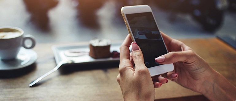 Grupo De Jovens Amigos Segurando O Smartphone Nas Mãos Se