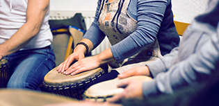 Grupo se reúne tocando instrumentos em sessão de musicoterapia - Qualicorp