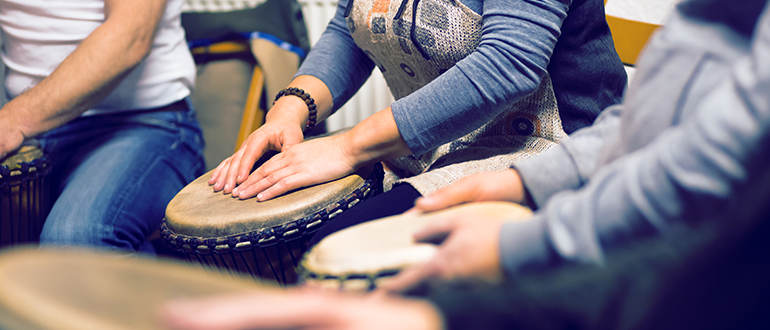 Grupo se reúne tocando instrumentos em sessão de musicoterapia - Qualicorp