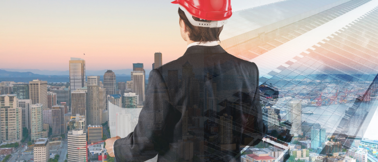 engenheiro olhando para cidade do alto com paletó preto e capacete vermelho 