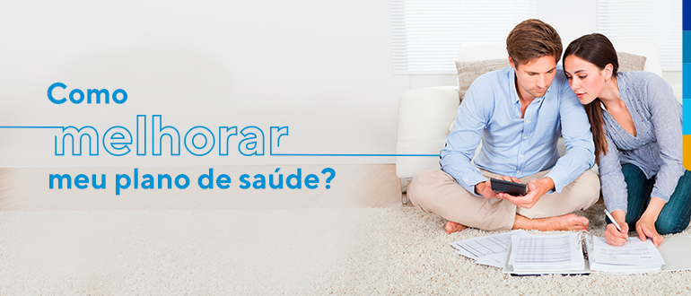 Casal sentado no chão fazendo conta, ao lado o texto: Como melhorar meu plano de saúde?
