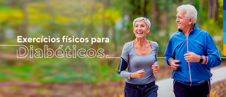 Casal de pessoas maduras caminhando e sorrindo, ao fundo floresta de árvores e ao lado esquerdo texto: exercícios físicos para diabéticos
