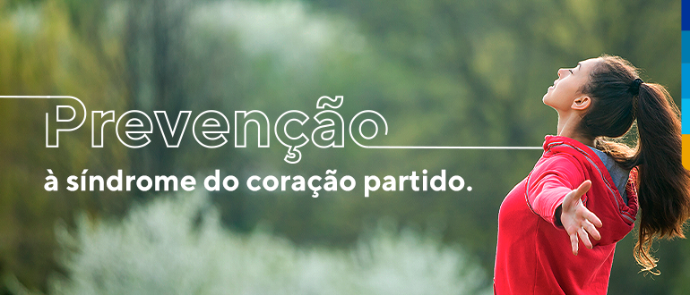 Texto: Prevenção à síndrome do coração partido. Ao lado, mulher de braços abertos e olhos fechados com blusa vermelha. 