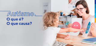 Texto: Autismo. O que é? O que causa? Ao lado foto de uma mulher, olhando para criança e segurando duas folhas, uma com carinha sorridente vermelha e outra com carinha sorridente azul. Na frente da mulher, uma criança apontando para a carrinha sorridente azul.