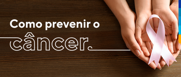 Texto: Como prevenir câncer, ao lado, mãos de adulto envolvendo mãos de criança em forma de concha, segurando um laço rosa.