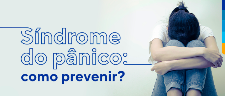 Texto sobre fundo branco: Síndrome do pânico: como prevenir? Ao lado menina sentada segurando os joelhos de cabeça baixa.