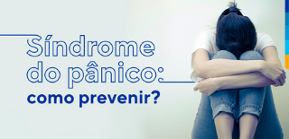 Texto sobre fundo branco: Síndrome do pânico: como prevenir? Ao lado menina sentada segurando os joelhos de cabeça baixa.