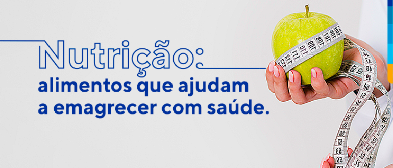 Sobre fundo branco, texto: Nutrição: alimentos que ajudam a emagrecer com saúde. Ao lado, mão segurando uma maçã verde envolta com cinta métrica. 