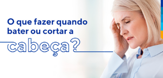 Texto: O que fazer quando bater ou cortar a cabeça? Ao lado, mulher madura com olhos fechados e mão na cabeça.