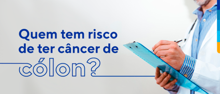 Texto: Quem tem risco de ter câncer de cólon? Ao lado, médico escrevendo em uma prancheta.