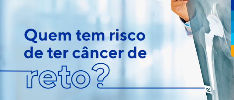 Texto: Quem tem risco de ter câncer de reto?
Ao lado médico segurando exame de raio-x.