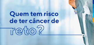 Texto: Quem tem risco de ter câncer de reto? Ao lado médico segurando exame de raio-x.