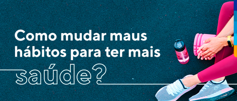 Texto: Como mudar maus hábitos para ter mais saúde? Ao lado mulher sentada com peras cruzadas e garrafinha de água rosa no chão.