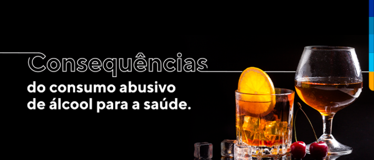 Texto sobre o fundo preto: Consequências do consumo abusivo de álcool para a saúde.
Ao lado copos com bebidas, gelo e frutas.