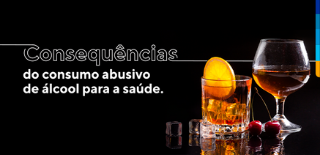 Texto sobre o fundo preto: Consequências do consumo abusivo de álcool para a saúde. Ao lado copos com bebidas, gelo e frutas.