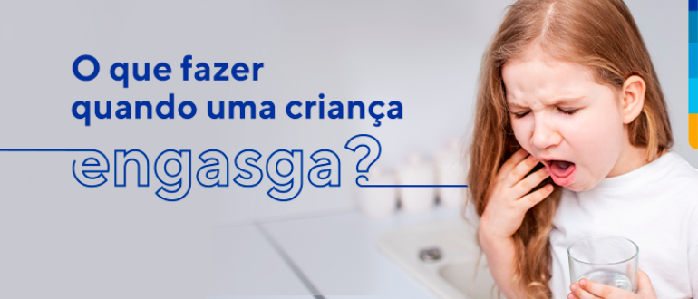 Texto: O que fazer quando uma criança engasga?
Ao lado, criança engasgada com copo de água na mão