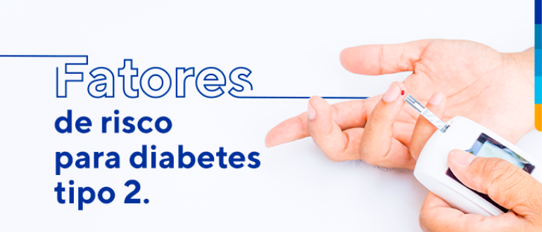 Texto: fatores de risco para diabetes tipo 2, ao lado, pessoa realizando teste caseiro de glicemia.