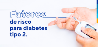 Texto: fatores de risco para diabetes tipo 2, ao lado, pessoa realizando teste caseiro de glicemia.