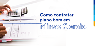 Homem escrevendo em planilha e com a mão na calculadora, ao lado texto: Como contratar plano bom em Minas Gerais