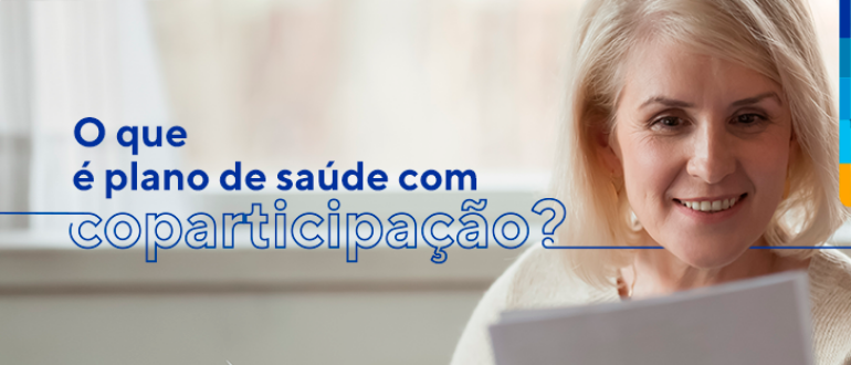 Texto: O que é plano de saúde com coparticipação?
Ao lado mulher sorrindo, olhando para algumas folhas que estão em sua frente.