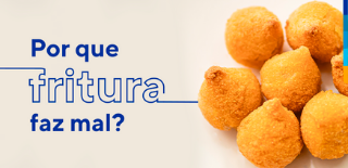 Texto: Por que fritura faz mal? Ao lado mini coxinhas fritas sobre a mesa