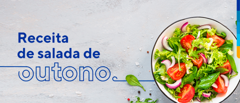 Texto: Receita de salada de Outono, ao lado, prato de salada com folhas verdes, tomates e cebolas roxas 