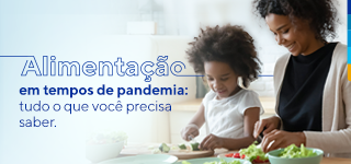 Mãe e filha cortando legumes, ao lado, texto: Alimentação em tempos de pandemia: tudo o que você precisa saber.