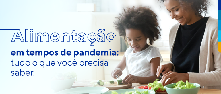 Mãe e filha cortando legumes, ao lado, texto: Alimentação em tempos de pandemia: tudo o que você precisa saber.