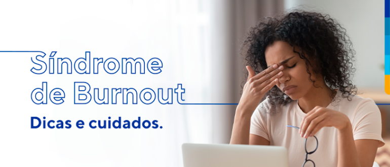 Síndrome de Burnout, dicas e cuidados. Ao lado do texto, imagem de uma mulher segurando o óculos com a mão esquerda, e com a mão direita entre os olhos e nariz, aparentando estar com dor nessa região.