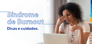 Síndrome de Burnout, dicas e cuidados. Ao lado do texto, imagem de uma mulher segurando o óculos com a mão esquerda, e com a mão direita entre os olhos e nariz, aparentando estar com dor nessa região.