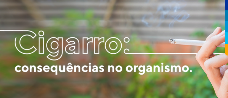 Imagem com fundo verde, com textura de plantas, à frente texto: cigarro: consequências no organismo. Ao lado, dedos da mão segurando um cigarro.  