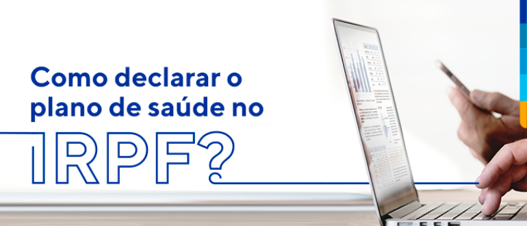 Texto: Como declarar o plano de saúde no IRPF?
Ao lado notebook, aberto com alguém digitando e segurando um celular.