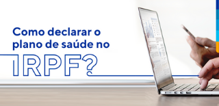 Texto: Como declarar o plano de saúde no IRPF? Ao lado notebook, aberto com alguém digitando e segurando um celular.