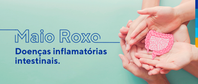 Texto: Maio Roxo, Doenças inflamatórias intestinais.
Ao lado estão 3 pares de mãos segurando um desenho de intestino.