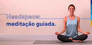 Headspace: meditação guiada. Ao lado, mulher sorrindo na posição de lótus.