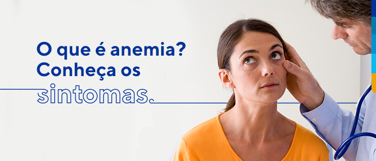 Texto: O que é anemia? Conheça os Sintomas.
Ao lado, imagem de uma mulher olhando para o canto superior esquerdo, enquanto um médico examina seu olho direito.