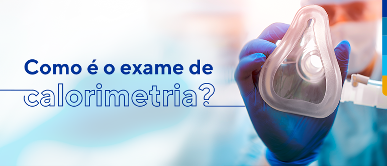 Texto: Como é o exame de calorimetria?
Ao lado imagem de um enfermeiro segurando mascara de inalação transparente.