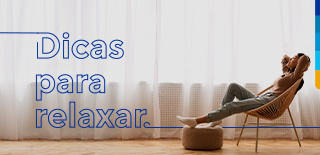 Texto: Dicas para relaxar. Ao lado, mulher sentada em cadeira com mãos atrás da cabeça e pés apoiados em um puff.