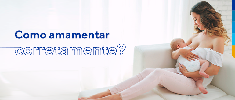 Texto: Como amamentar corretamente.
Ao lado, mulher amamentando bebê sentada no sofá.