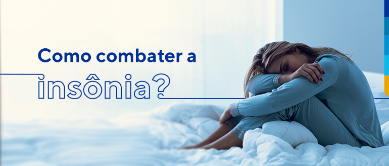 Texto: Como combater a insônia.
Ao lado imagem de uma mulher sentada na cama com os joelhos arqueados e a cabeça encostada nos joelhos
