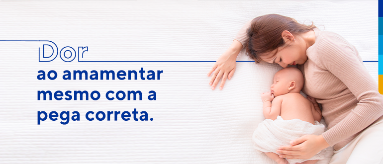 Texto: Dor ao amamentar mesmo com a pega correta.
Ao lado imagem de um bebê dormindo com a mãe deitada ao lado zelando pela criança.