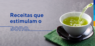 Texto: Receitas que estimulam o sono. Ao lado: imagem de chá na cor verde sendo servido em uma xícara branca.