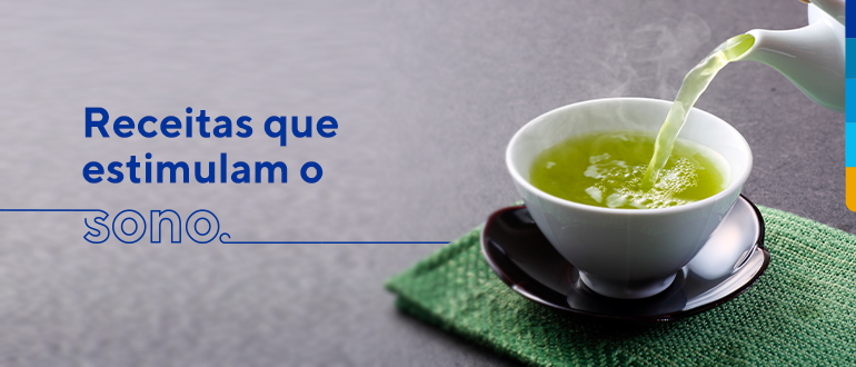 Texto: Receitas que estimulam o sono.
Ao lado: imagem de chá na cor verde sendo servido em uma xícara branca.