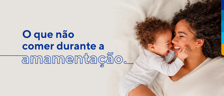 Texto: O que não comer durante a amamentação.
Ao lado, mulher e bebê sorrindo, um de frente para o outro.