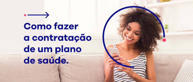 Texto: Como fazer a contratação de um plano de saúde. Ao lado, imagem de jovem no sofá, com celular na mão, sorrindo.