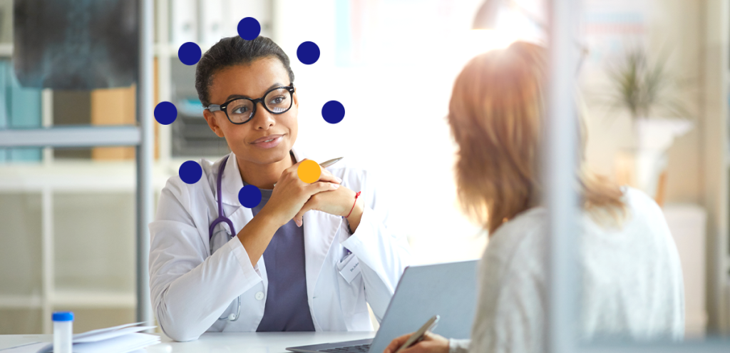 duas mulheres, uma delas de óculos,  com estetoscópio ao redor do pescoço, segurando uma caneta, simbolizando uma médica. A outra mulher está de costas, simbolizando a paciente