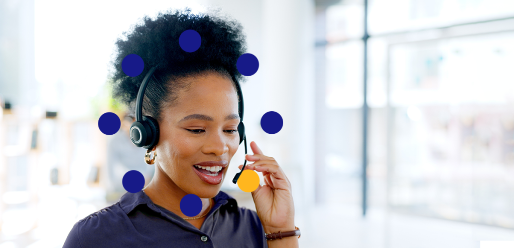 Mulher com headfone, simbolizando atendimento digital. 