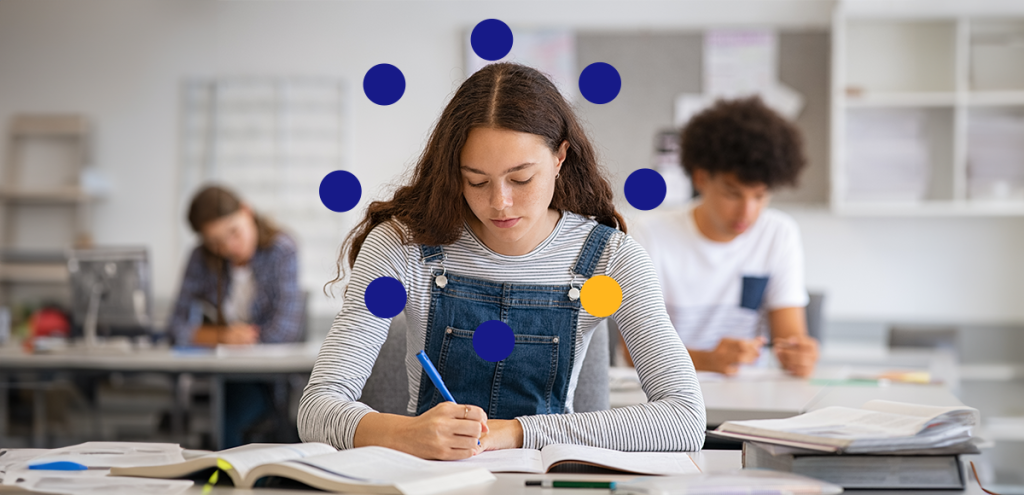 Adolescente estudando em sala de aula.