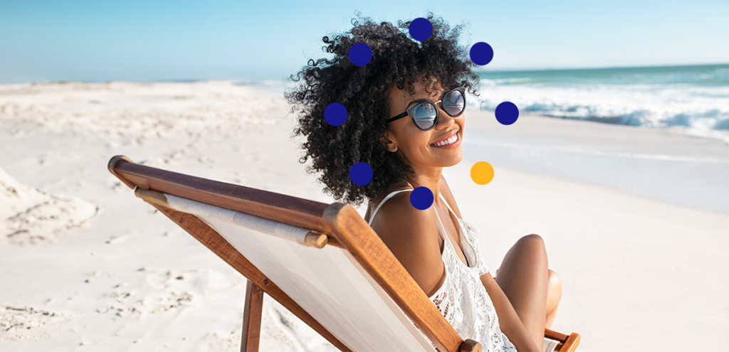 Praia, cadeira, moça sentada e mar, simbolizando férias.