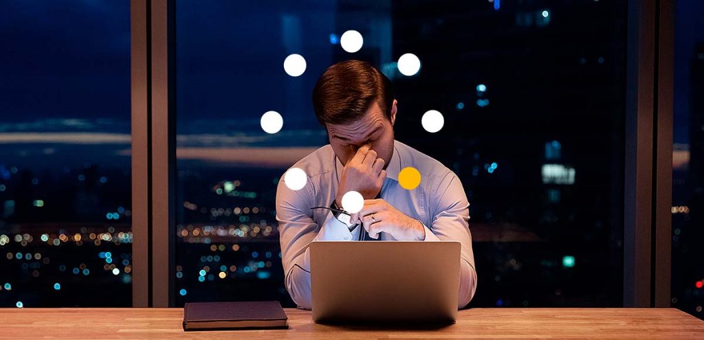 imagem de um homem com as mãos no rosto, simbolizando o texto  stress - definição, causas, sintomas, tipos, crónico, burnout